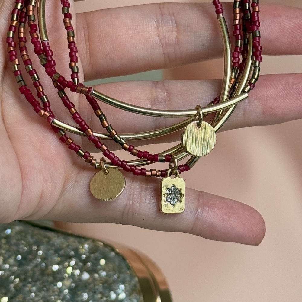 ⚜️❤️🔥 Elegant Red and Gold Beaded Stretch Bracelet Set 💫 - Picture 4 of 6